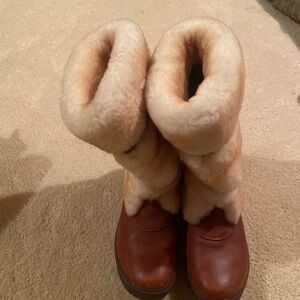 Ugg winter boots, brown leather and sheepskin.